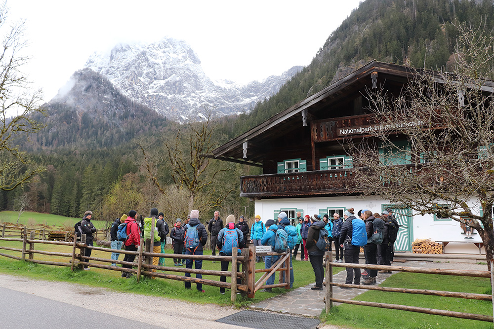 Nationalparkinformationsstelle Klausbachhaus mit Personengruppe