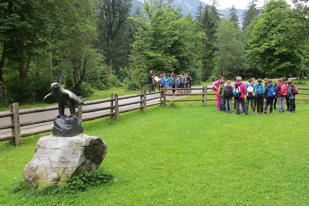 Kindergruppe auf Wiese im Klausbachgarten