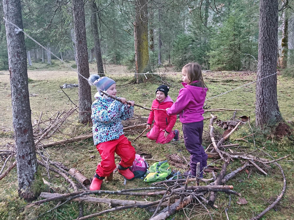 Kinder im Wald beim Spielen