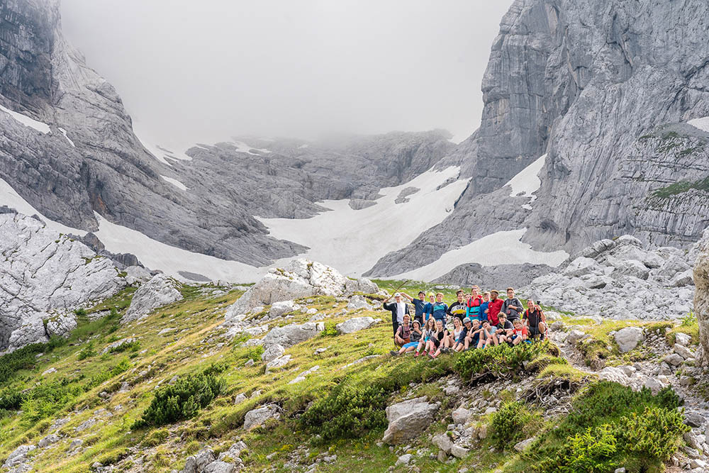 Gruppenfoto im Gebirgsgelände