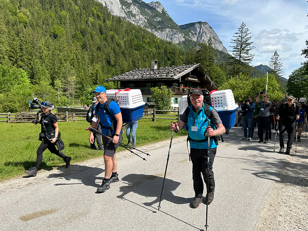 Michael Lang (LBV, l.) und Werner Vogel (Nationalpark, r.) machen sich mit den beiden Geiern auf den Weg in die Felsnische - © NPV BGD