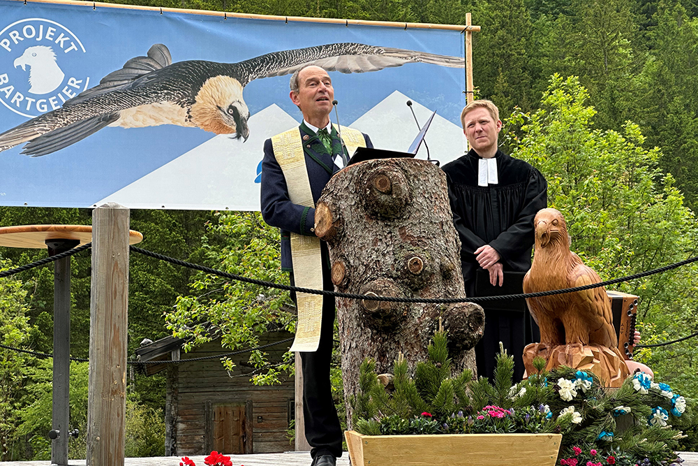 Den Segen für das Projekt und das Bartgeierteam sprachen Vikar Daniel Jägers (ev.-luth. Kirchengemeinde Bad Reichenhall, r.) und Pfarrer Herwig Hoffmann, Leiter Pfarrverband Ramsau- Unterstein (l.) - © NPV BGD