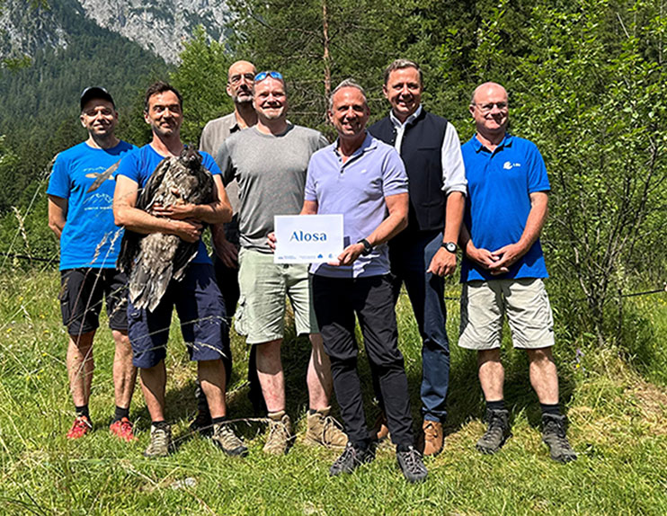 Bartgeier Alosa bei der Namensvergabe: v.l. Toni Wegscheider, David Schuwerk/LBV, Dr Daniel Hegglin/Stiftung Pro Bartgeier, Christoph Heider/ALOSA-Stuftung, Bay. Umweltminister Thorsten Glauber, BGL-Landrat Michael Koller, LBV-Vorsitzender Dr. Norbert Schäffer - © NPV BGD