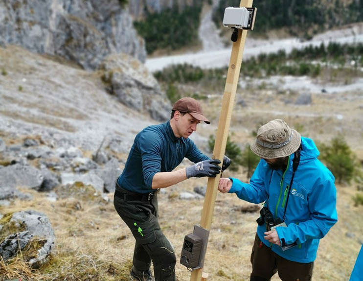 Das Bild zeigt die Forscher beim Aufstellen einer Meßstation des Nationalparks Berchtesgaden