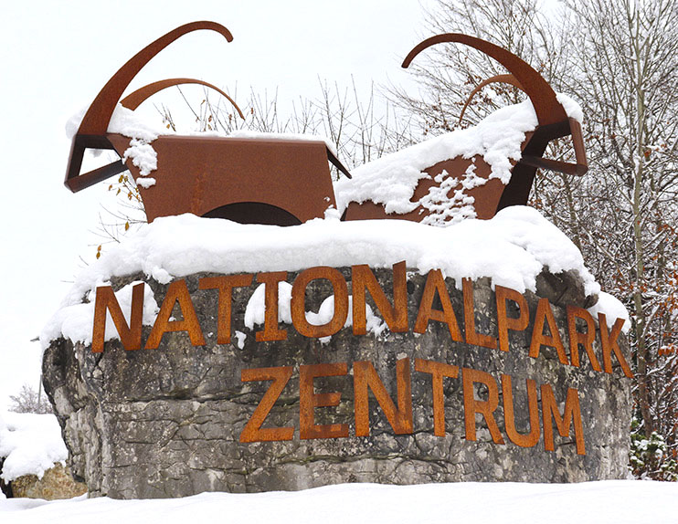 Das Bild zeigt das Nationalparkzentrum Haus der Berge im Winter.