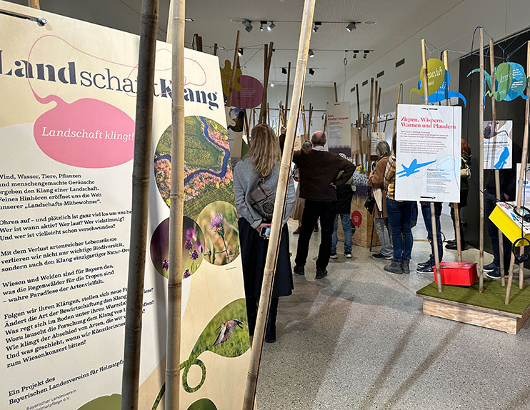 Das Bild zeigt die Wechselausstellung Land schafft Klang - Landschaft klingt! Nationalparkzentrum Haus der Berge im Winter.